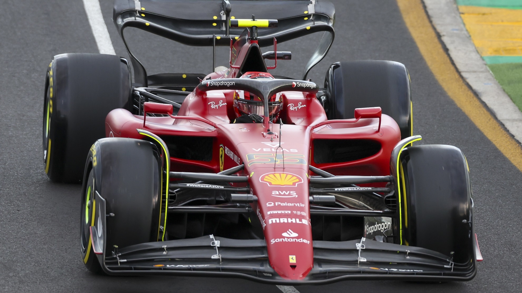 Carlos Sainz maneja su Ferrari en Albert Park.