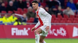 El jugador mexicano del Ajax podría emigrar rumbo al Manchester...