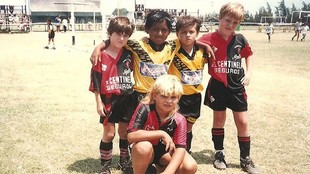 Lionel Messi (izq.) a los 9 años, con las infantiles de Newell's...