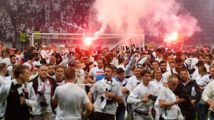 Aficionados del Eintracht Frankfurt invadieron la cancha tras la...