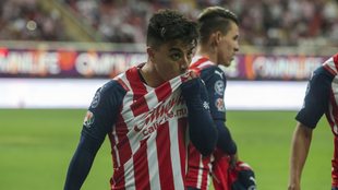 Fernando Beltrán besa el escudo del Club Deportivo Guadalajara tras...