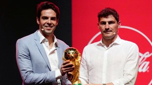 Los campeones del mundo Iker Casillas y Kaká inauguraron el recorrido...