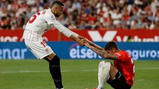 En-Nesyri ayuda a un jugador del Mallorca a levantarse de la hierba