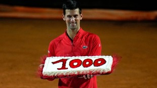 Novak Djokovic celebra con un pastel su triunfo 1000.