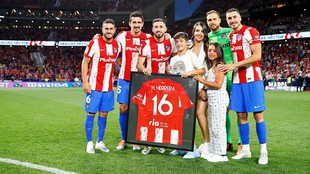Héctor Herrera lució feliz en su último partido con el Atlético de...