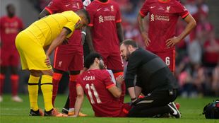 Mo Salah siendo atendido tras lesionarse en la final de la FA Cup