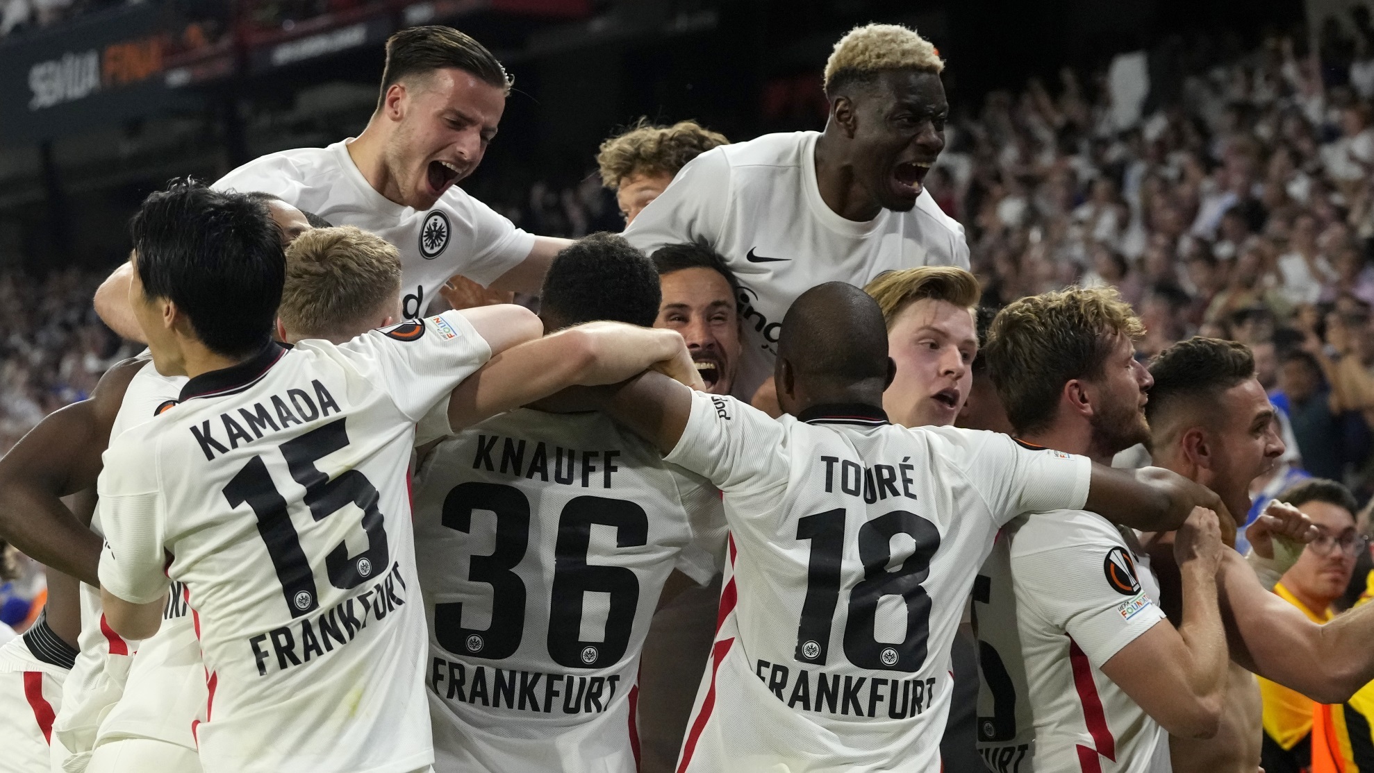 Los jugadores del Eintracht festejan su victoria en la Europa League 2022.
