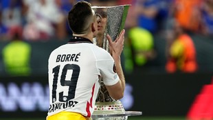 Rafael Santos Borré festejando el título de la Europa League.