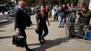 Wayne Rooney y su esposa, Coleen arriban al tribunal para el juicio...