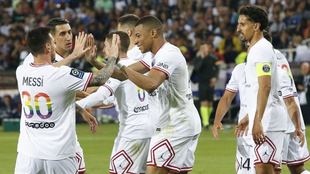 Mbappé celebra con Messi un gol del París Saint-Germain