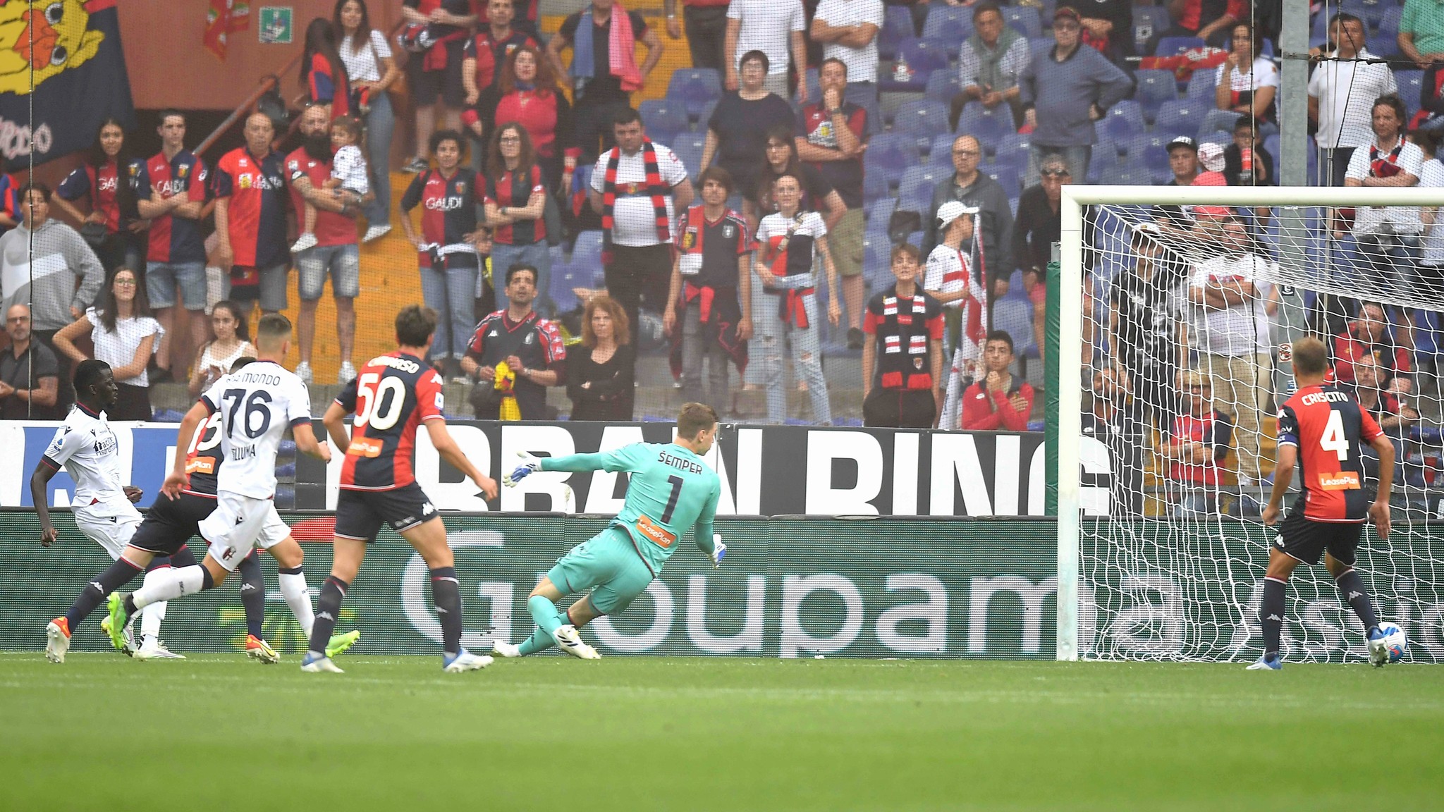 Johan Vesquez e il Genoa sono retrocessi nel calcio italiano dopo aver perso 0-1 contro il Bologna