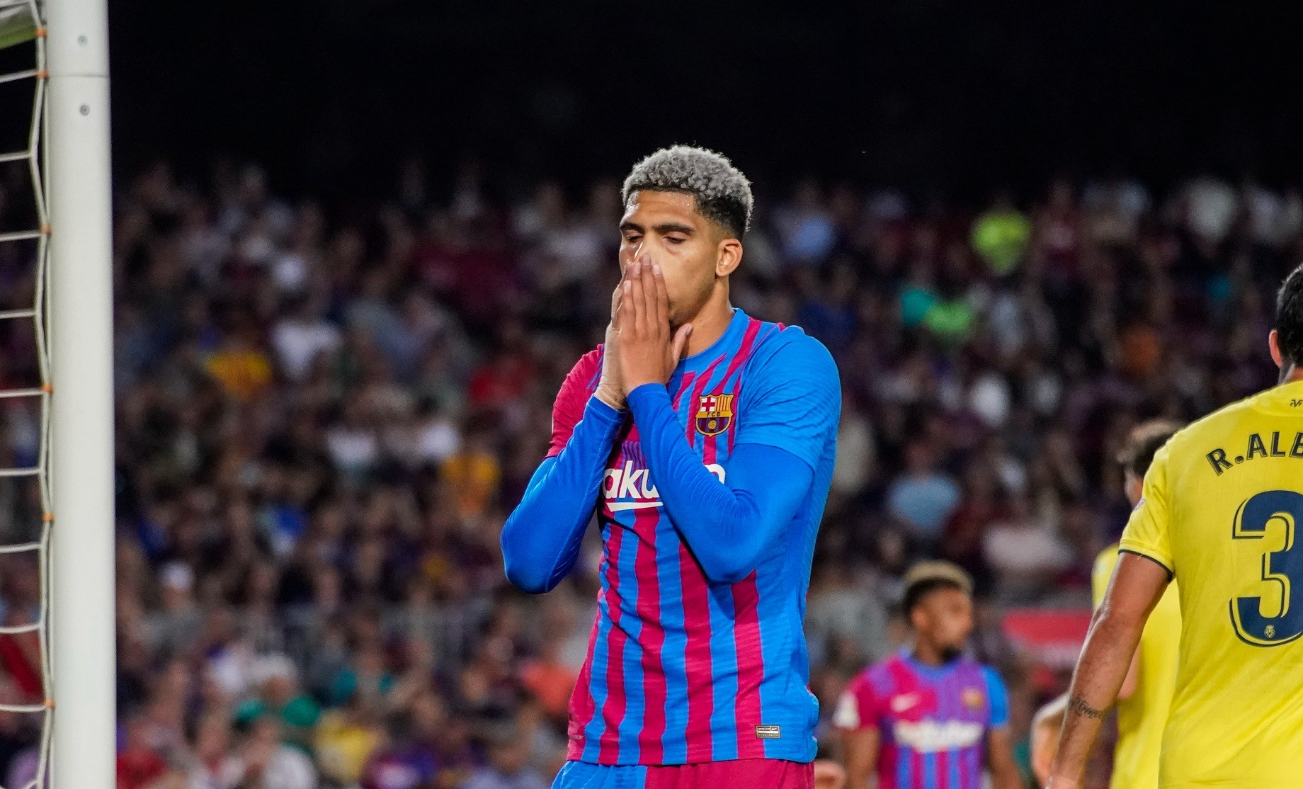 barcelona dio un triste espectáculo en el Camp Nou en su despedida de la temporada 2021-22