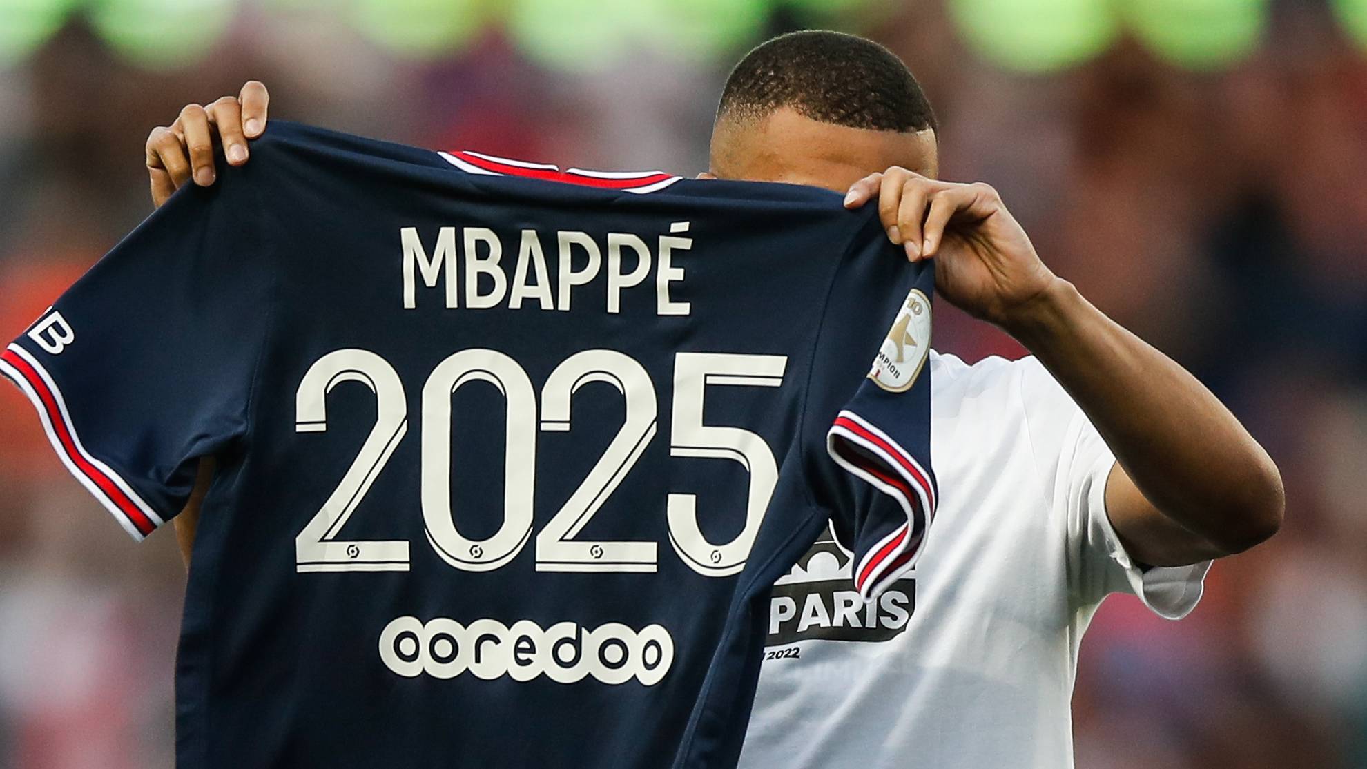 Mbappé, con la camiseta de renovación del PSG hasta el 2025.