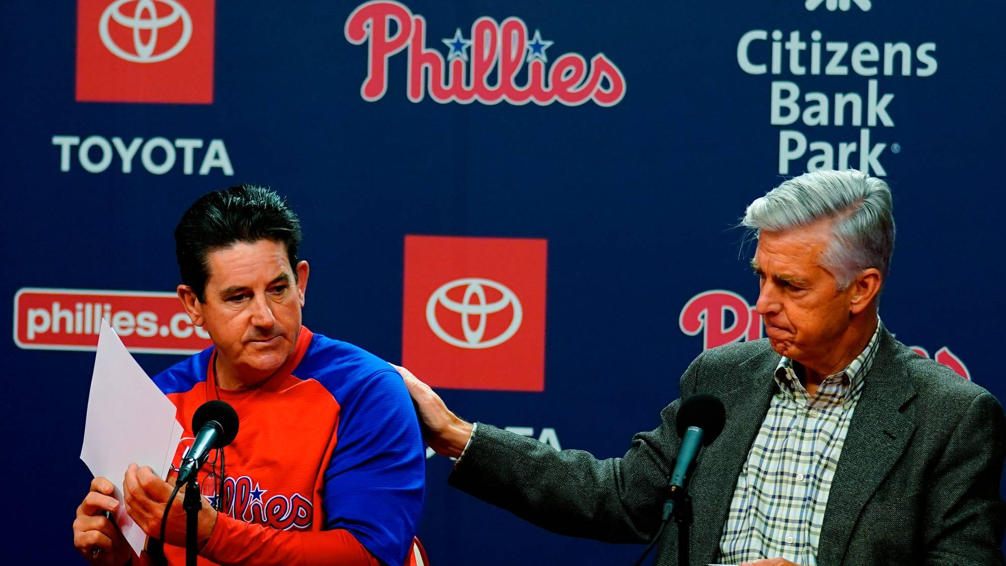 El presidente de operaciones de bisbol de los Philadelphia Phillies, Dave Dombrowski, y el manager interino Rob Thomson