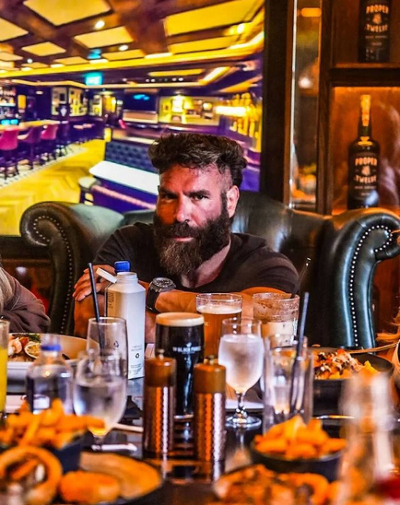 Dan Bilzerian en el pub Black Forge Inn de Conor McGregor.