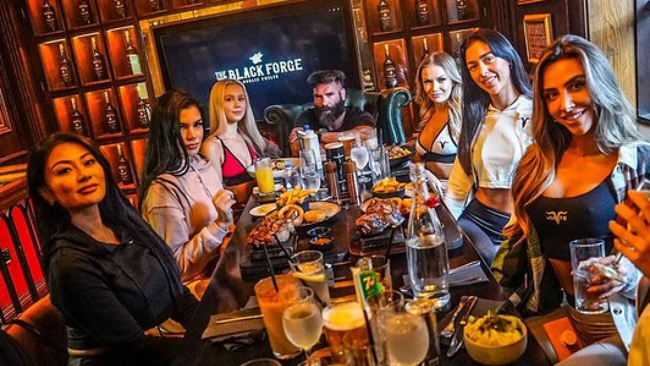 Dan Bilzerian y las modelos de Ignite International en el pub Black...