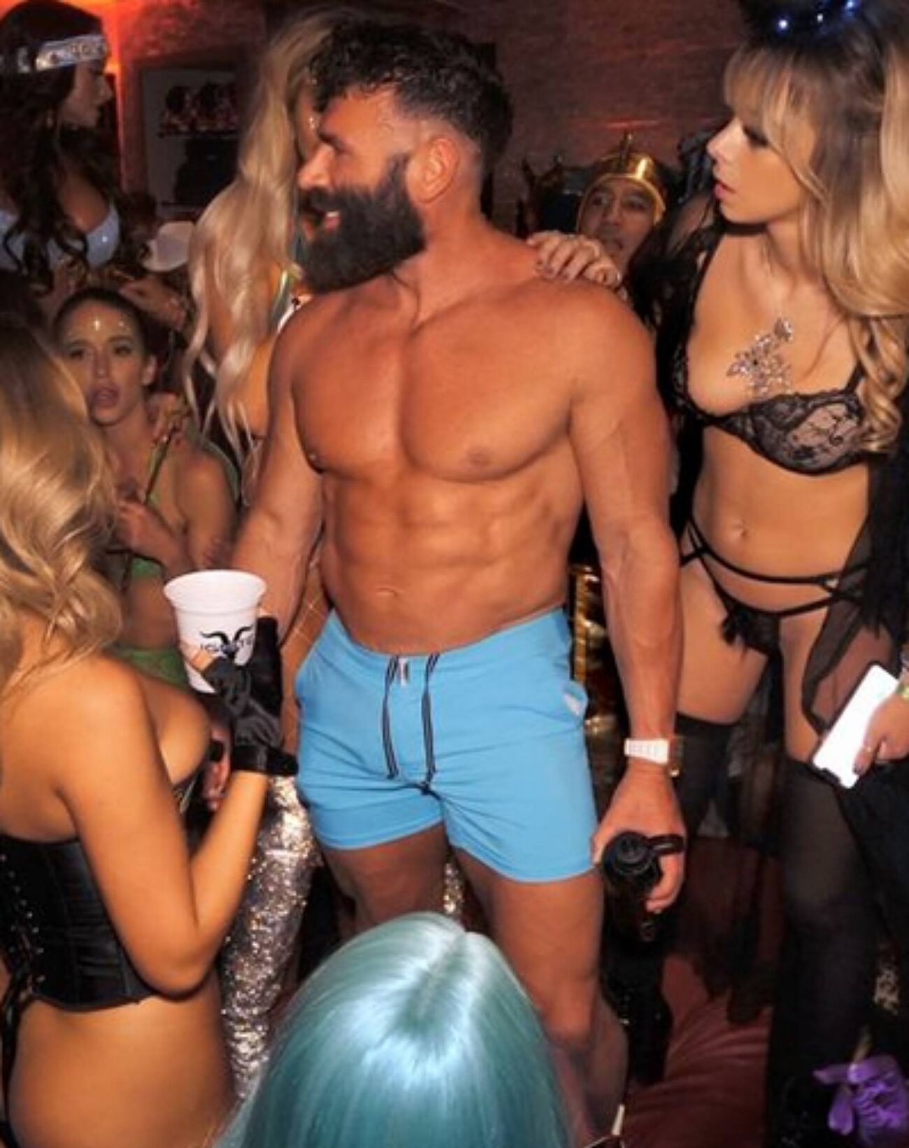 Dan Bilzerian de fiesta con las modelos de Ignite International