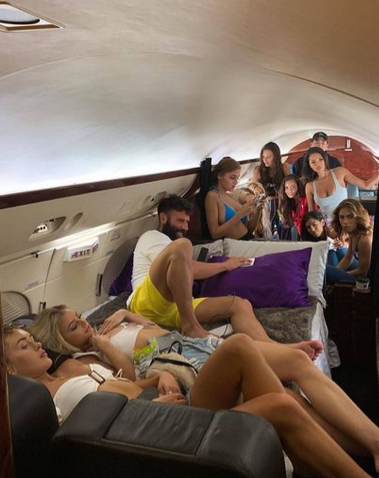 Dan Bilzerian de fiesta con las modelos de Ignite International