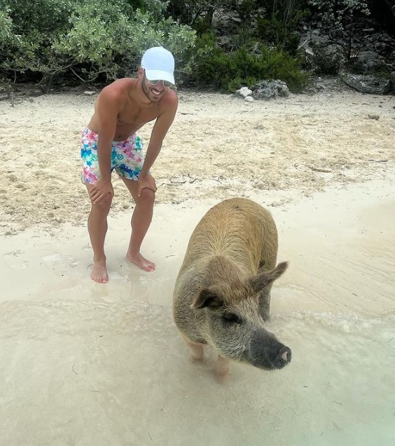 Marco Asensio disfruta en la playa en compaa de animales