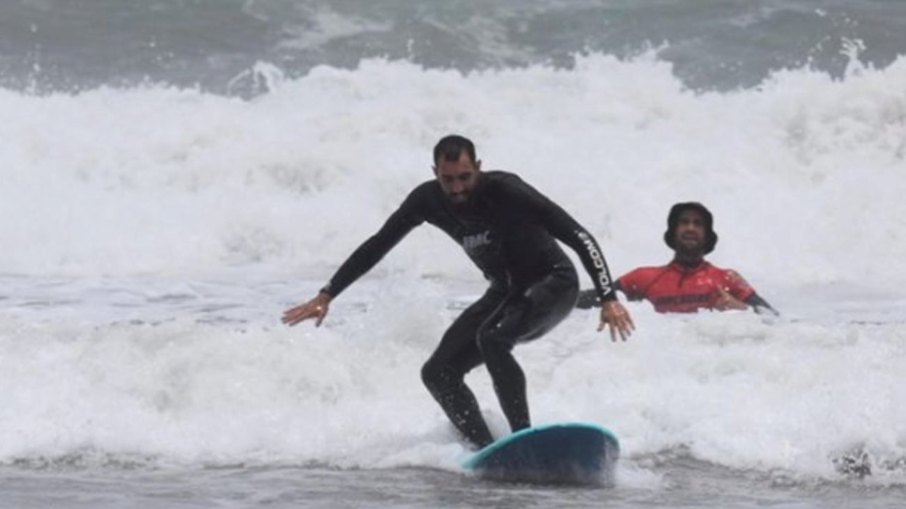 Borja Iglesias prueba las olas