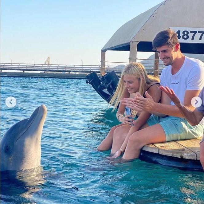 Thibaut Courtois disfruta de la compaa de los delfines