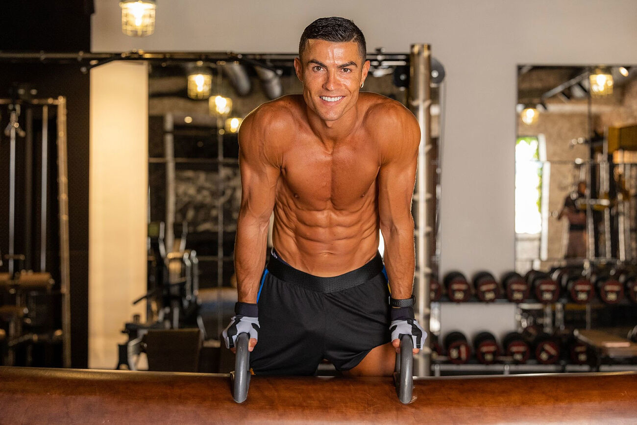 Cristiano Ronaldo no pierde la forma entrenando en el gimnasio