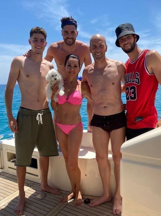 La familia Zidane disfruta al completo de las vacaciones