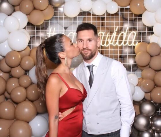 El beso de Antonela a Messi durante la boda de Jordi Alba