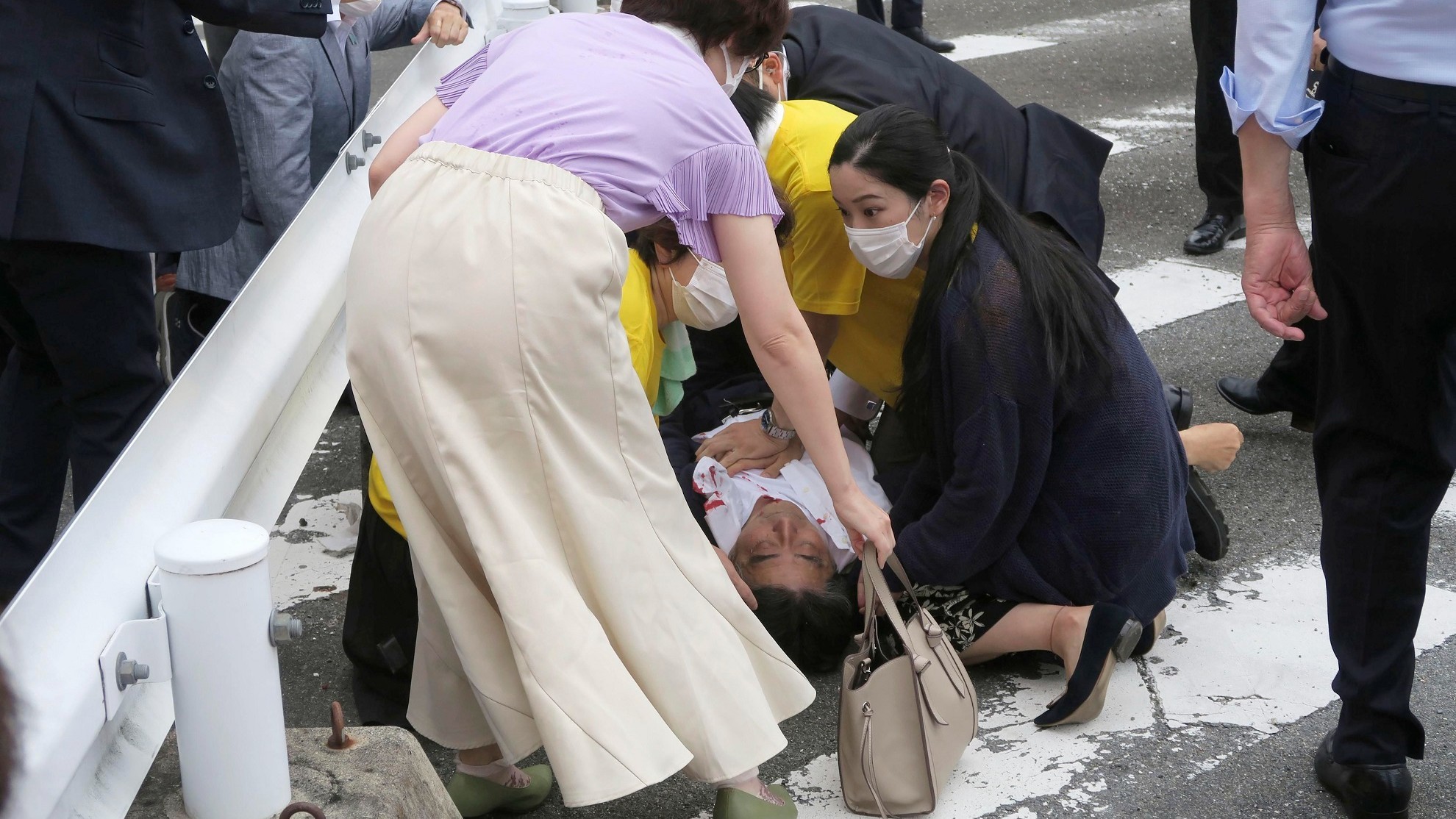 El ex primer ministro japonés, Shinzo Abe es atendido luego de haber recibido un disparo por la espalda