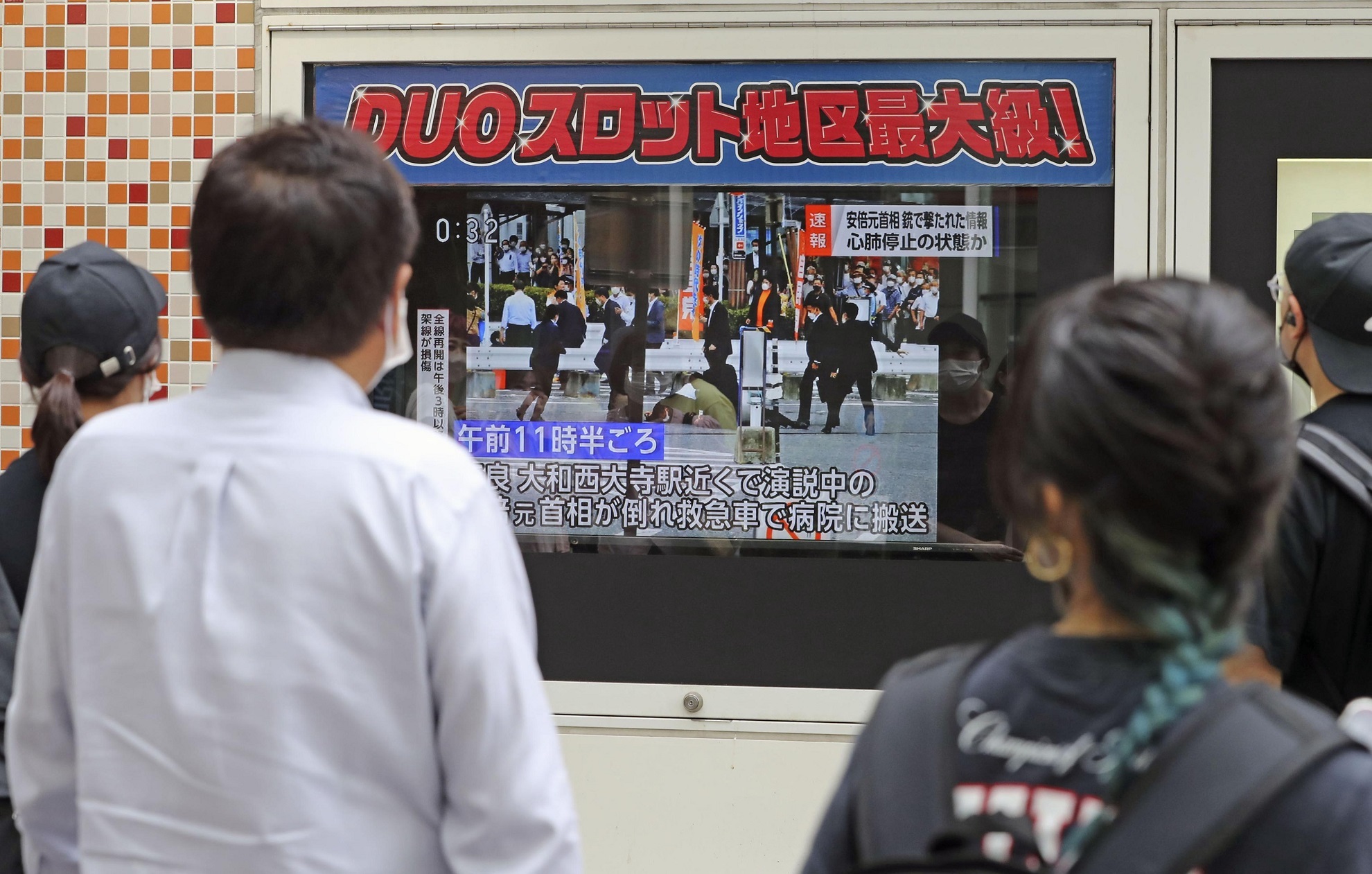 Televidentes japoneses siguen en la televisión la información del atentado contra Shinzo Abe, ex primer ministro de Japón