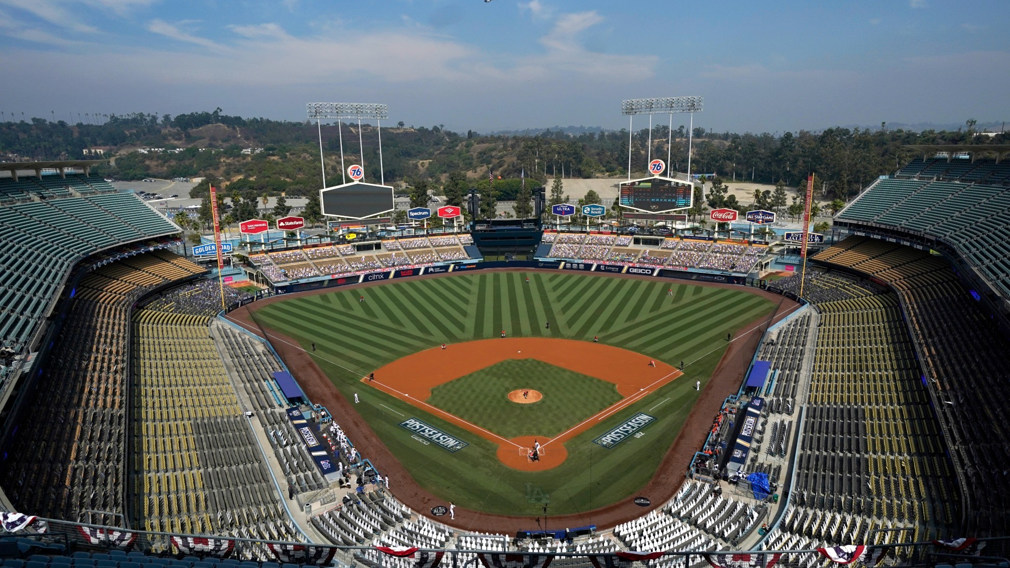 Bad Bunny se une al Juego de Estrellas de sóftbol en el Dodger Stadium de  Los Ángeles – Telemundo 52