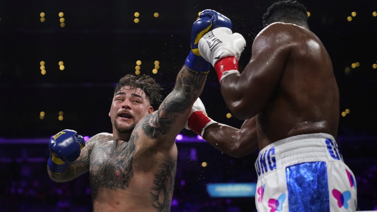 Andy Ruiz lanza el puo hacia Luis Ortiz.