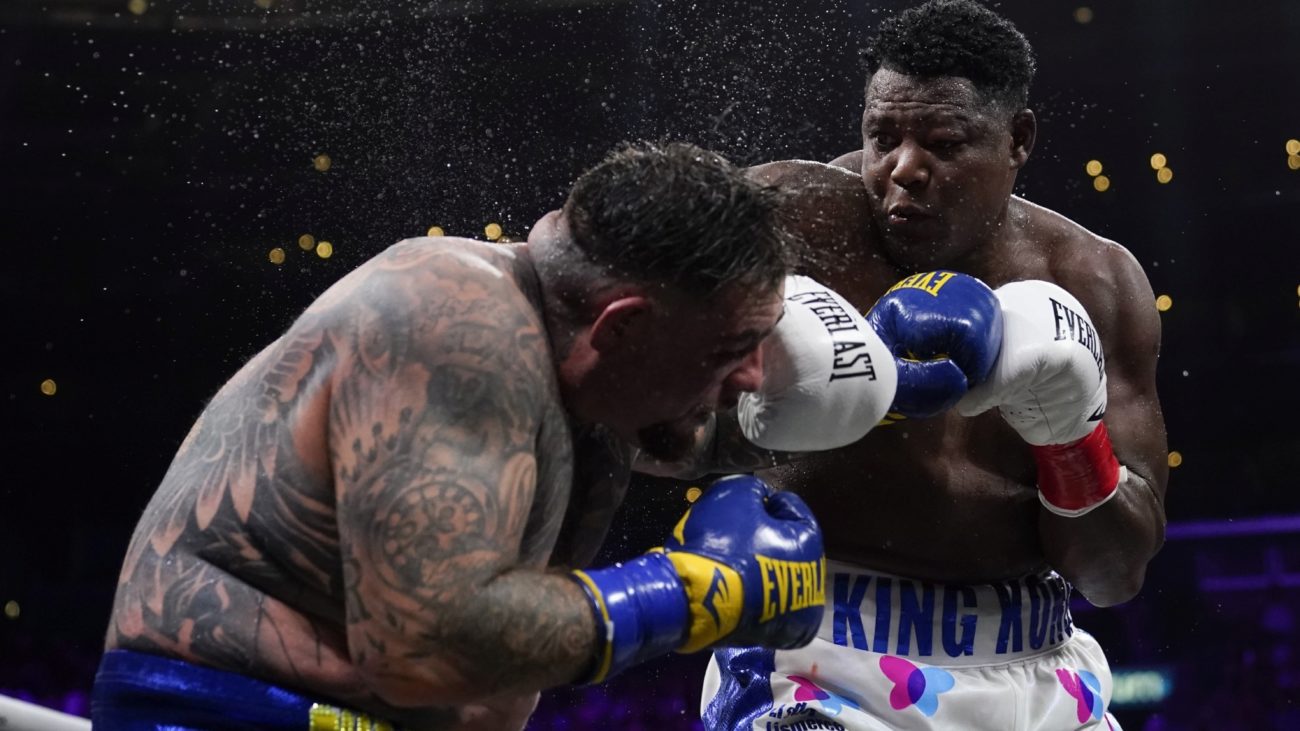 Luis Ortiz da un golpe a Andy Ruiz.