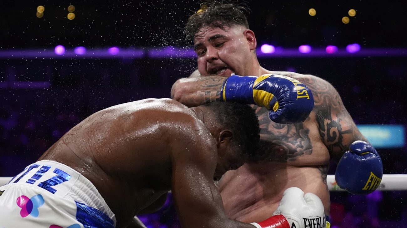 Luis Ortiz se protege ante Andy Ruiz.