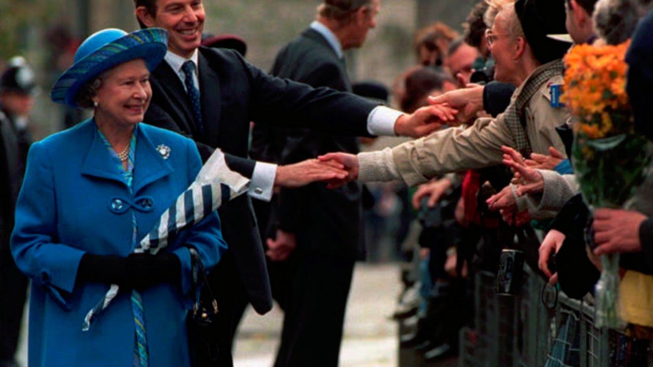 La Reina Isabell II caminando delante de Tony Blair en Westminster...