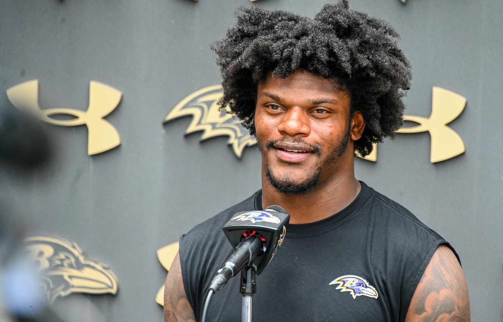 Lamar Jackson pide a los reporteros que le dejen de preguntar por su contrato con los Baltimore Ravens