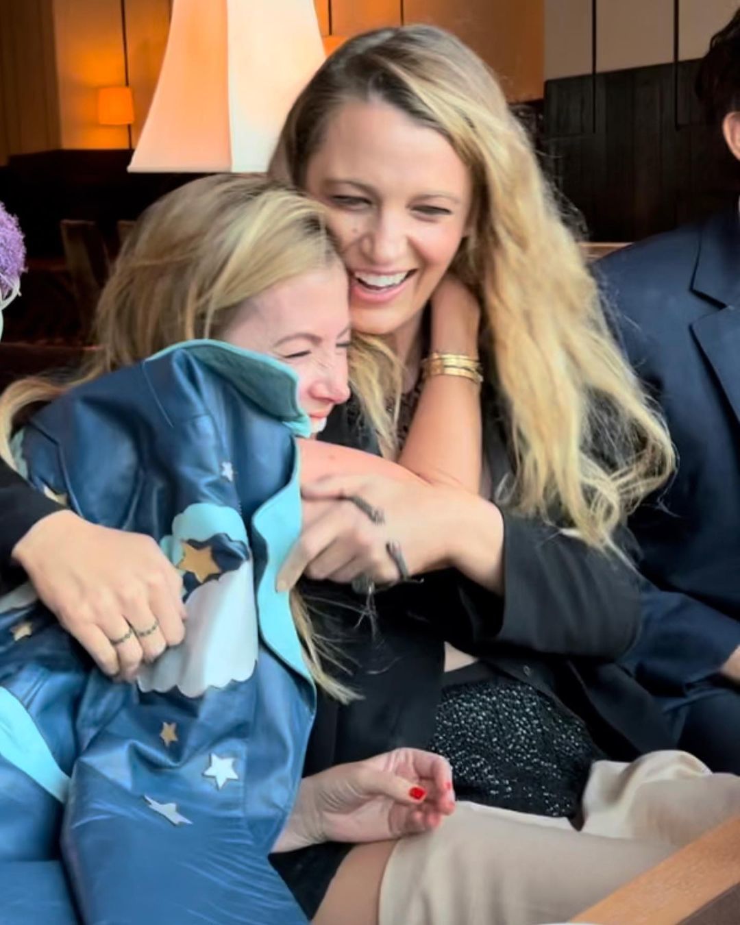 Blake Lively recibiendo un carioso abrazo de su amiga Samantha Stone