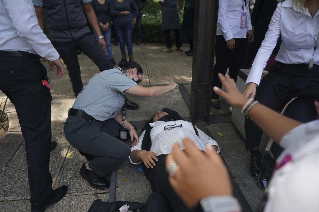 Mujer es atendida por las autoridades, luego de sufrir un ataque de...