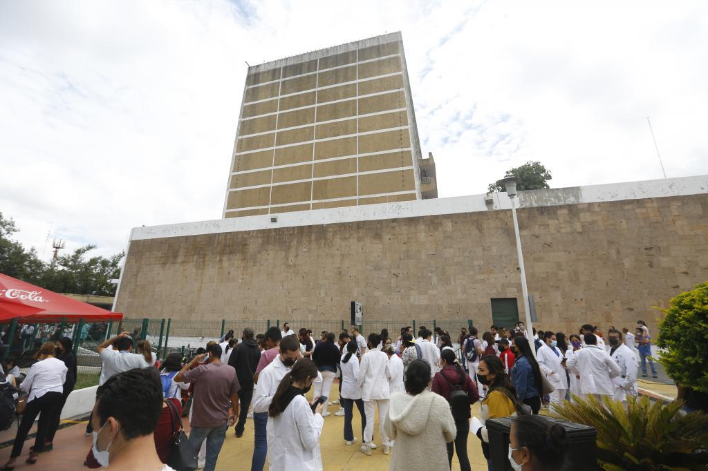 Personas en Guadalajara desalojan los edificios luego de sonar las...