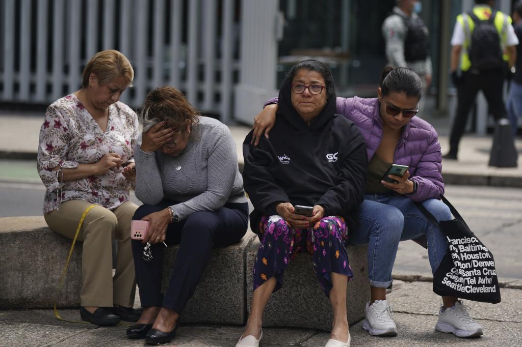 Un grupo de personas revisa sus celulares para informarse sobre el...