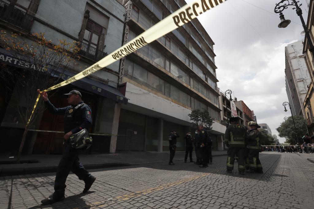 Las autoridades acordonan un edificio que presenta daos...