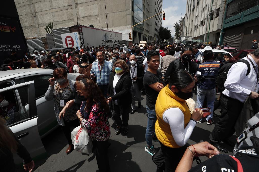 Las personas permanecen en las calles a la espera de mensajes de las...