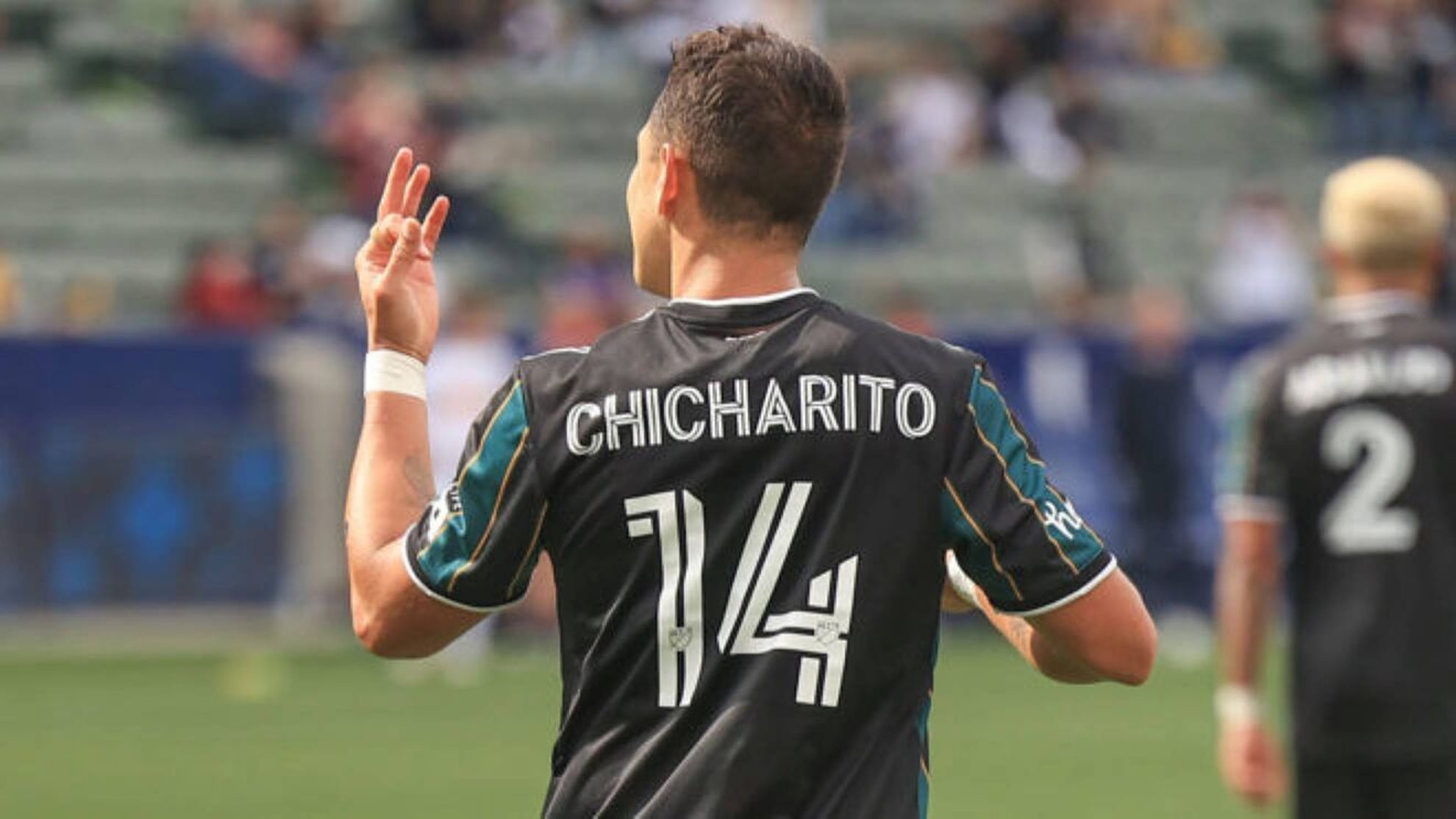 Chicharito anotó dos goles más para igualar sus mejores registros en la MLS