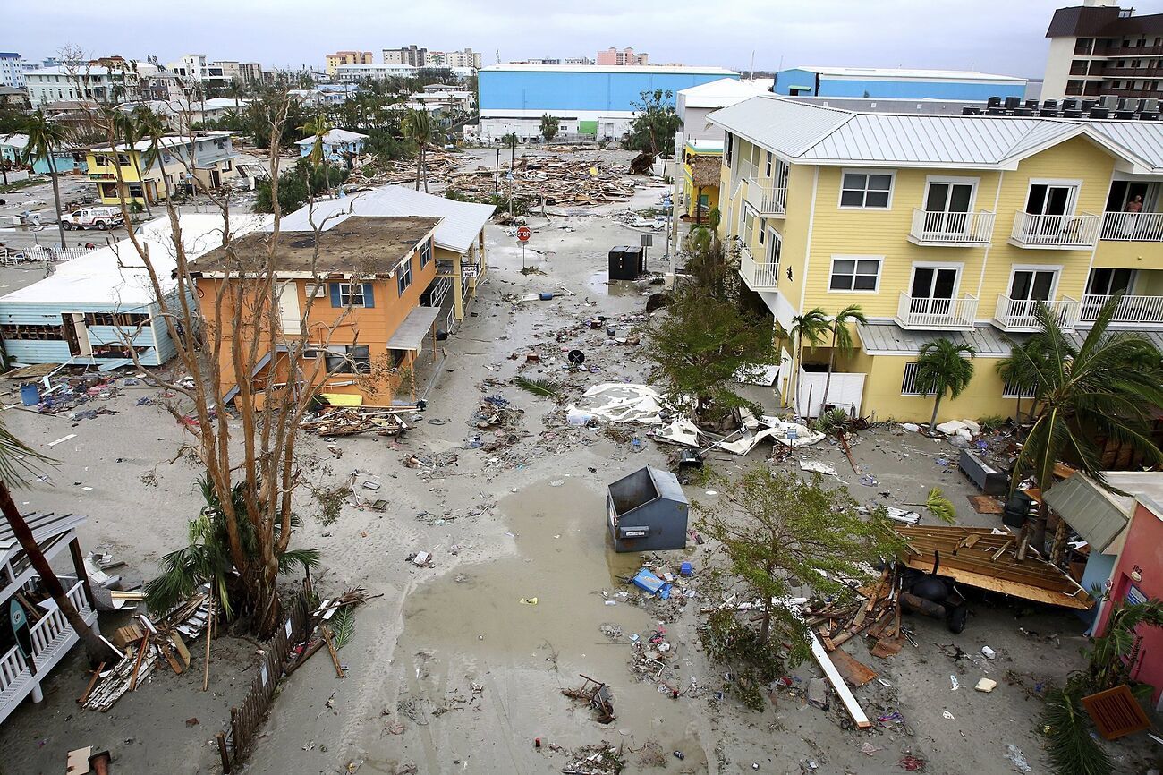 Casas y negocios daados se ven en Fort Myers Beach despus del paso...