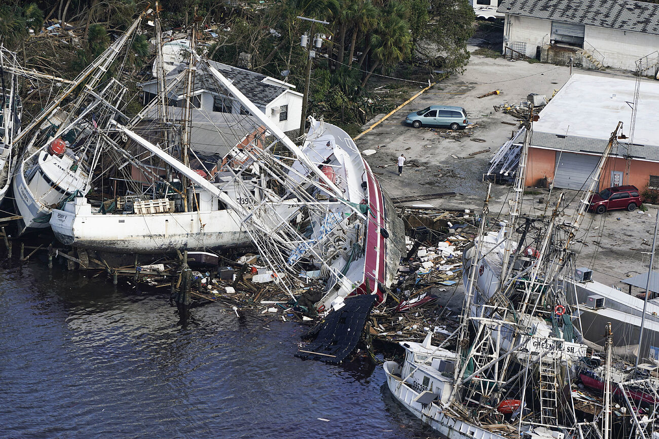 En esta foto area, barcos daados y escombros al descansar contra...