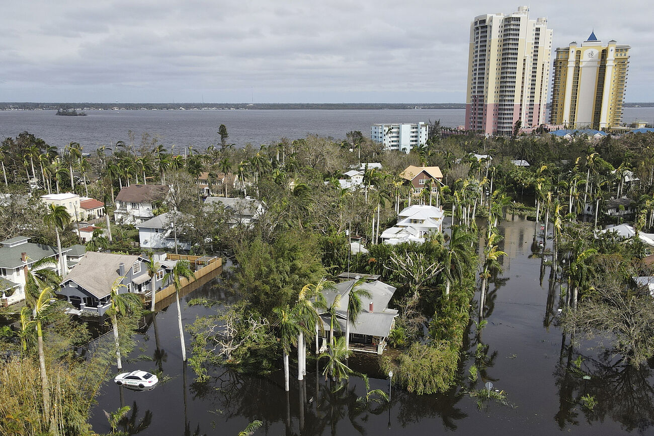 El retroceso de las aguas de las inundaciones rodea las casas cerca...