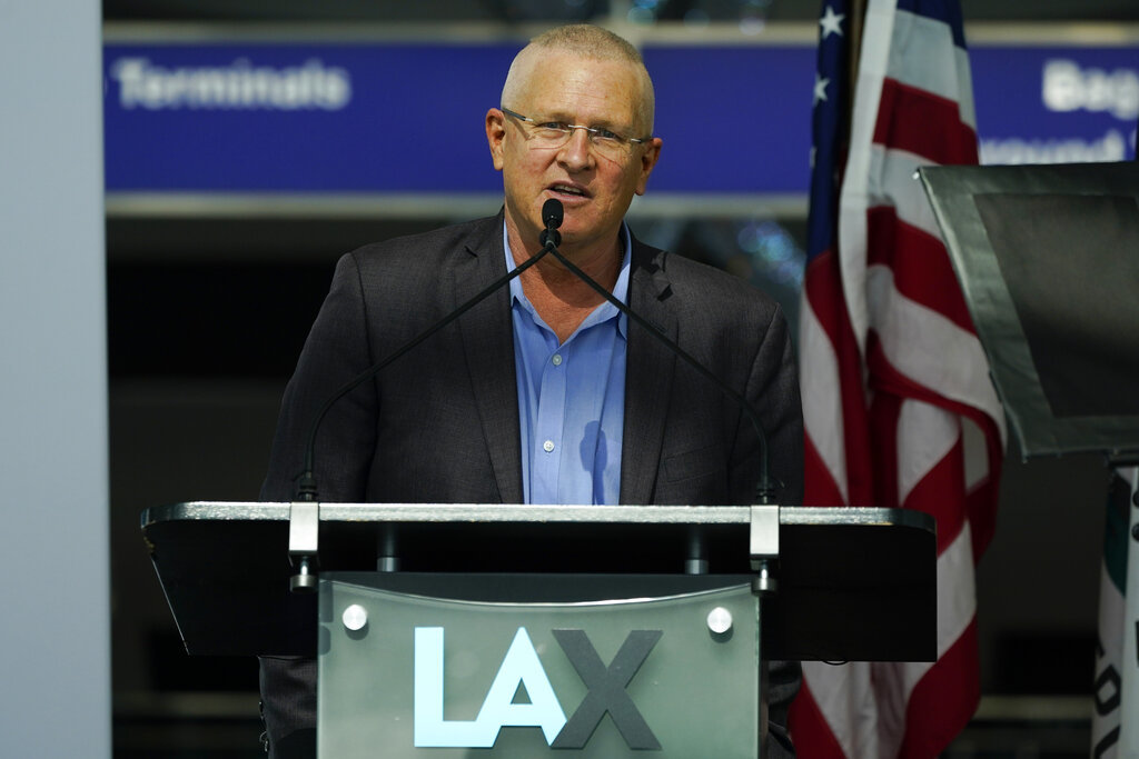 El concejal Mike Bonin exigi la renuncia de los tres polticos involucrados.