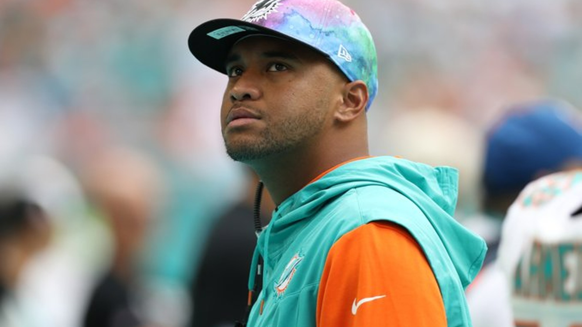 Tua Tagovailoa, de los Dolphins de Miami, sale del campo en