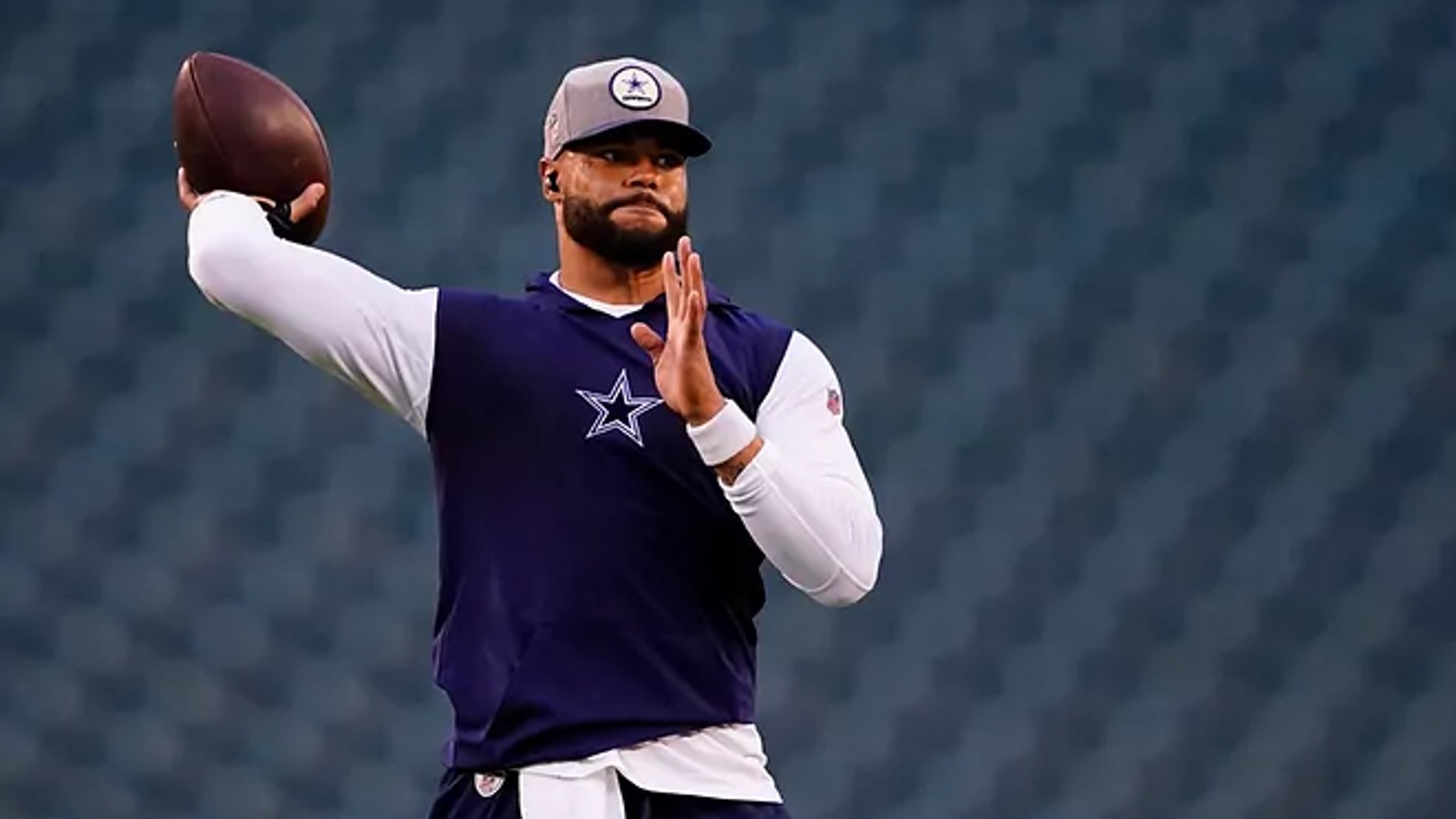 Arlington, Estados Unidos. 11th de Dic de 2022. El mariscal de campo de los  Dallas Cowboys Dak Prescott (4) lanza un pase durante el Juego de Fútbol de  la NFL entre los