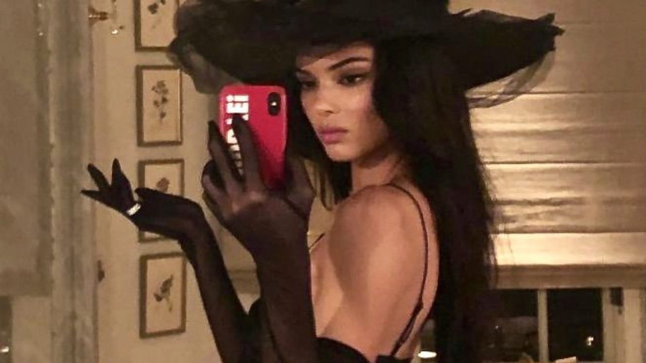 Kendall Jenner eligi un elegante atuendo de bruja